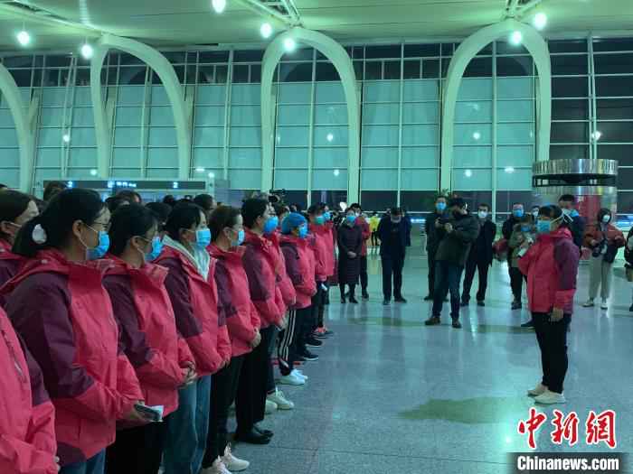 138名“白衣战士”准备出发,驰援湖北。 彭照 摄 宁夏138名“白衣战士”火速驰援湖北