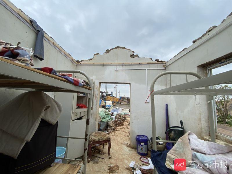 被龙卷风拽倒的村子:板房一夜间不知所终,工友在暴雨中互救