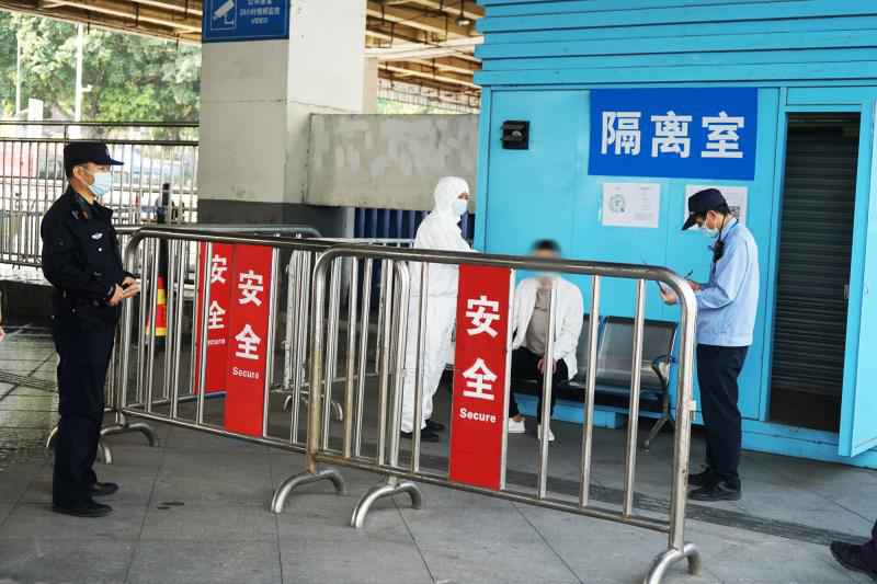 二维码里的广州春运安保:民警为无智能手机老人解决扫码难题