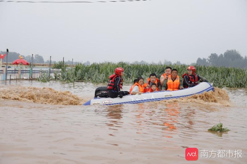 直击河南新乡被淹村庄救援:水漫过平房屋顶,用担架抬出老人