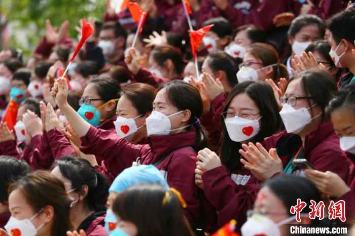 中日友好医院援鄂医疗队员依依惜别 王康荣 摄 中日友好医院援鄂医疗队返程 被授“同济医院职工”